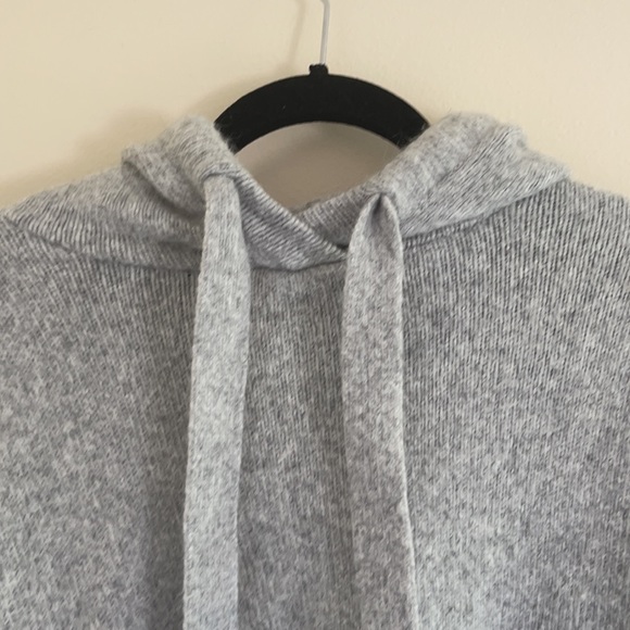 SUPER comfy gray sweatshirt/sweater! - Picture 4 of 6